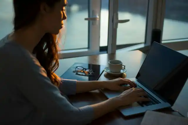 Ein Laptop am späten Abend, am Ende des Tages